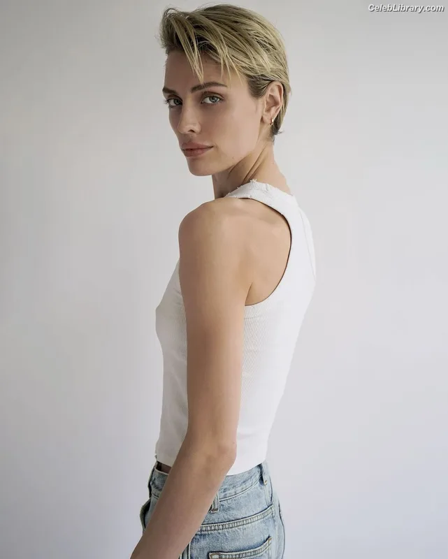 Wallis Day photo 7 of 238