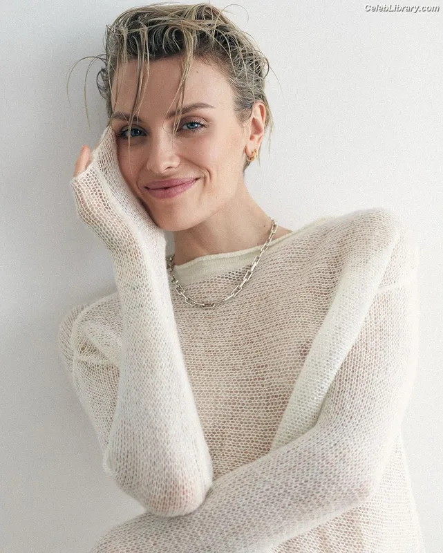 Wallis Day photo 10 of 238