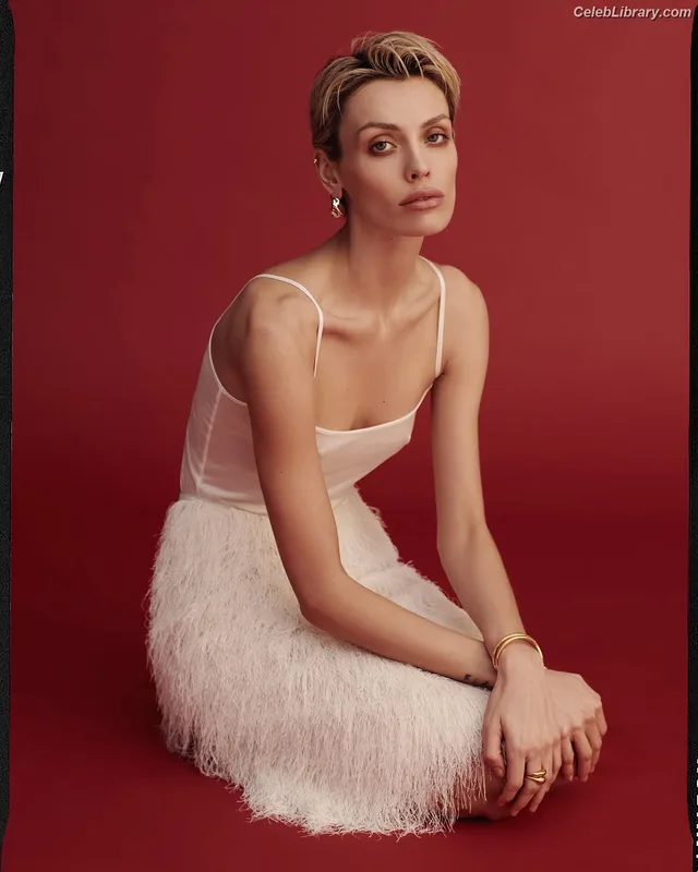Wallis Day photo 14 of 238
