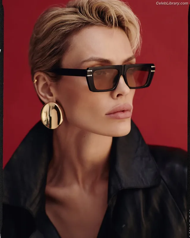 Wallis Day photo 20 of 238