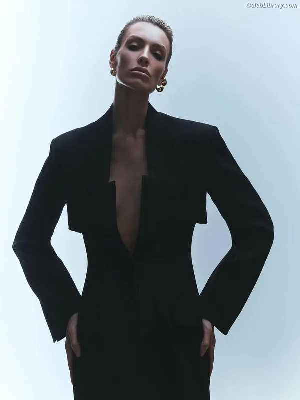Wallis Day photo 4 of 238