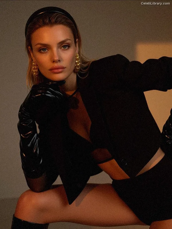 Wallis Day photo 17 of 238