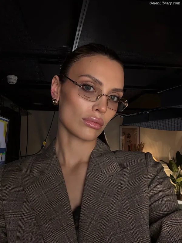 Wallis Day photo 3 of 238