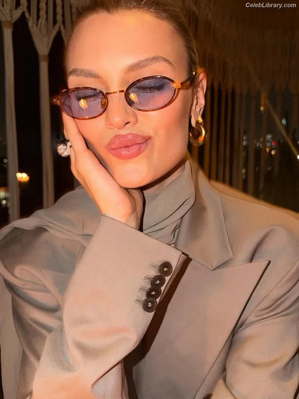 Wallis Day photo 10 of 238