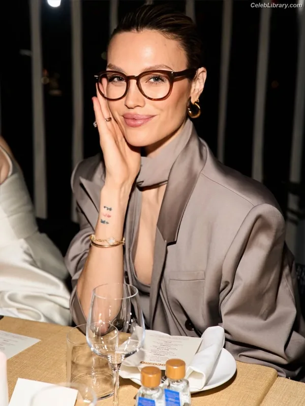 Wallis Day photo 11 of 238