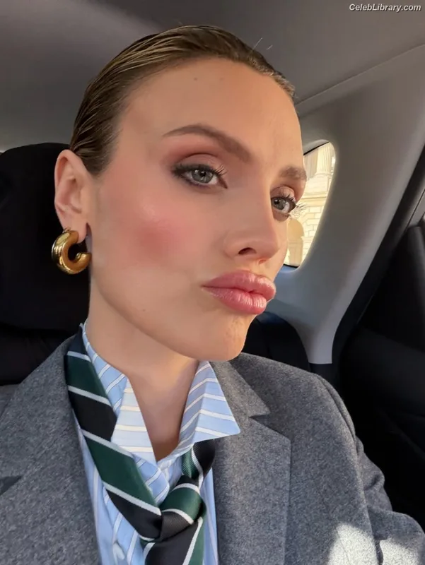Wallis Day photo 12 of 238