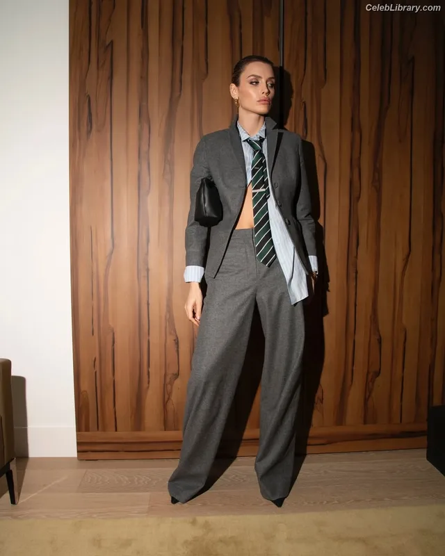 Wallis Day photo 18 of 238