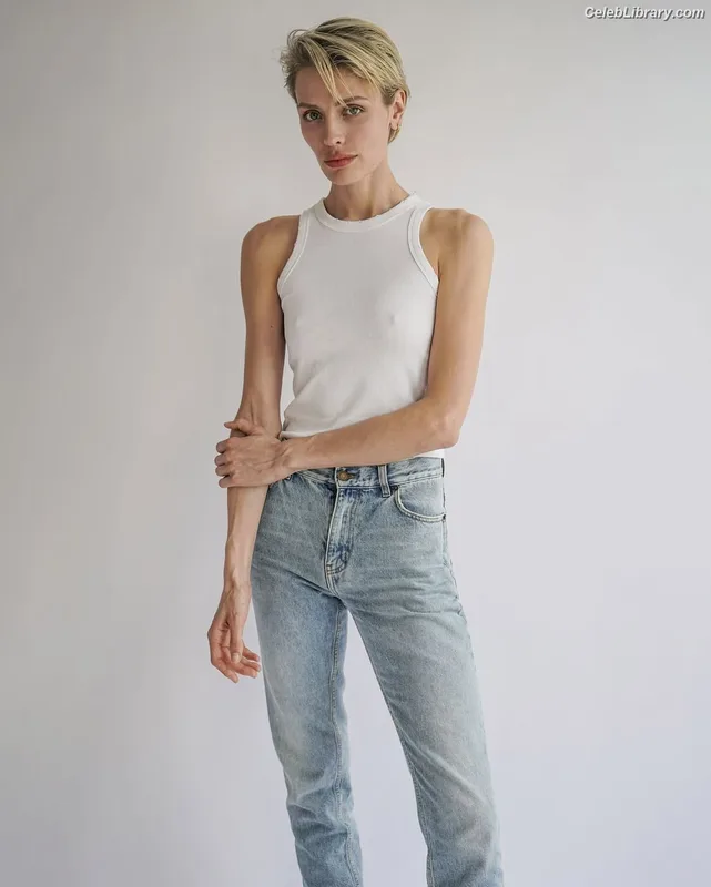 Wallis Day photo 8 of 238