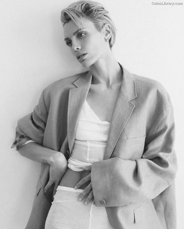 Wallis Day photo 15 of 238