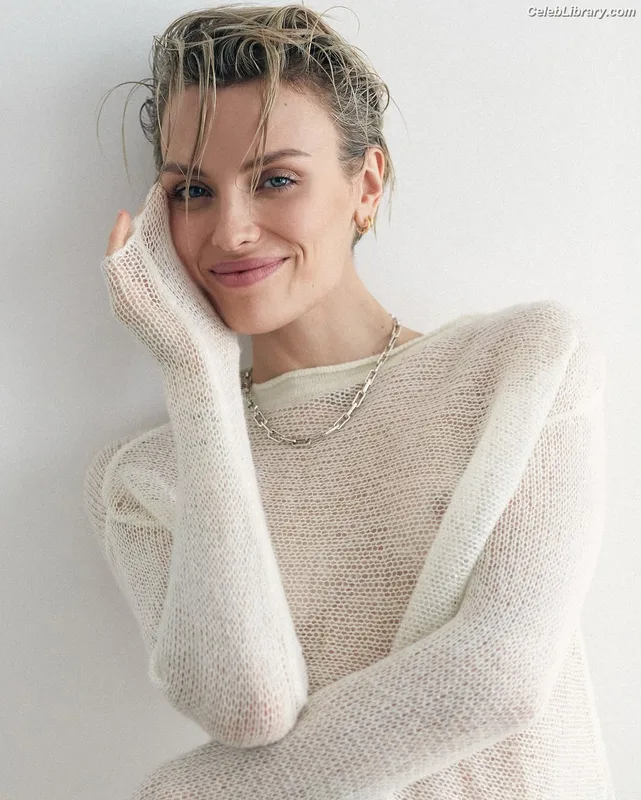 Wallis Day photo 16 of 238