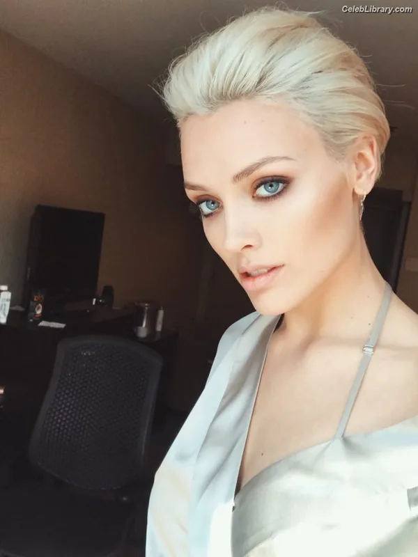 Wallis Day photo 21 of 238