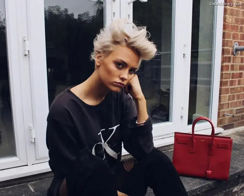 Wallis Day photo 10 of 238