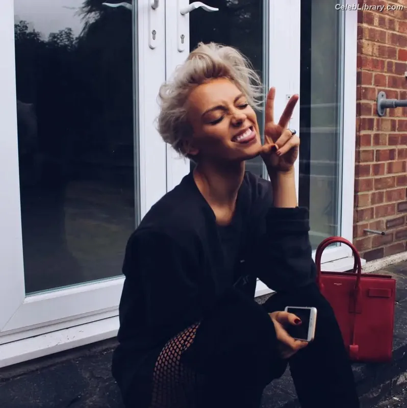 Wallis Day photo 11 of 238