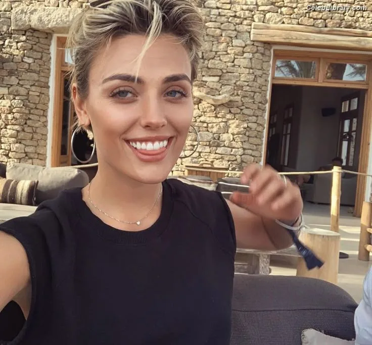 Wallis Day photo 14 of 238