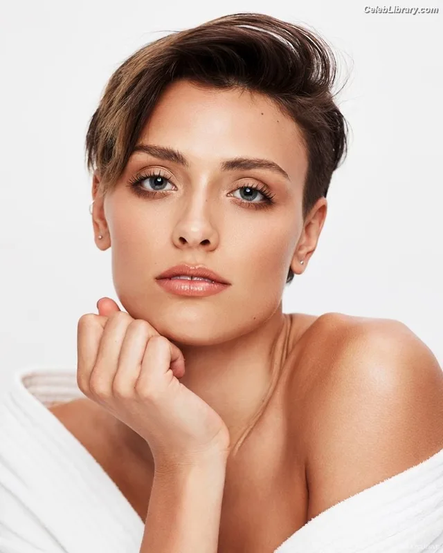 Wallis Day photo 15 of 238