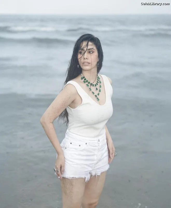 Warina Hussain photo 3 of 35