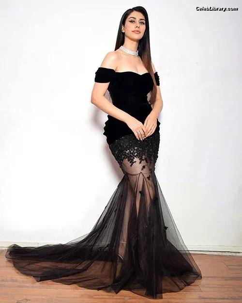 Warina Hussain photo 16 of 35
