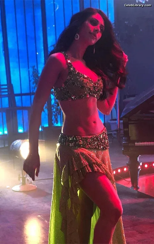 Warina Hussain photo 22 of 35