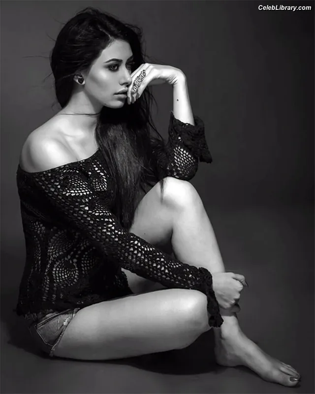 Warina Hussain photo 24 of 35