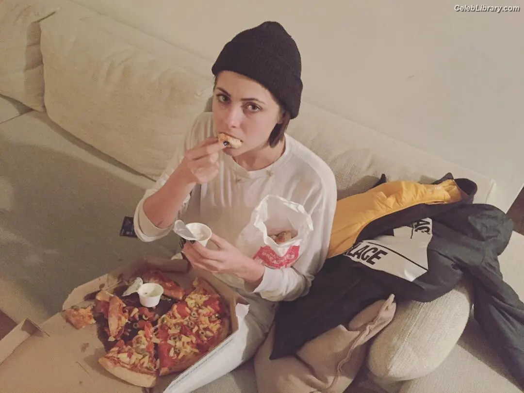 Willa Holland photo 5 of 175