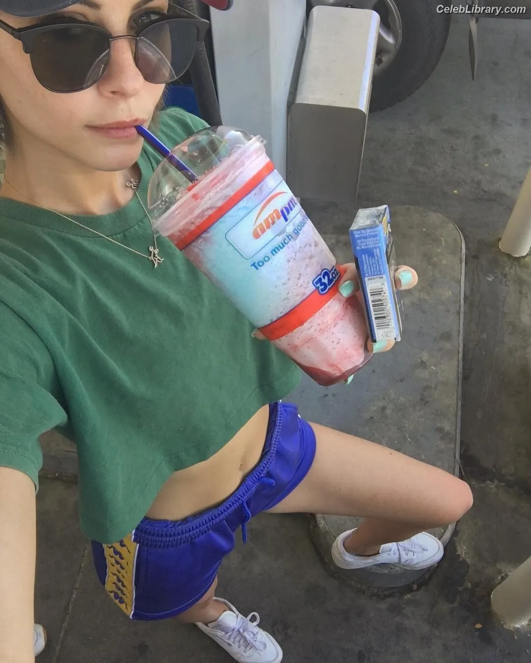 Willa Holland photo 9 of 175
