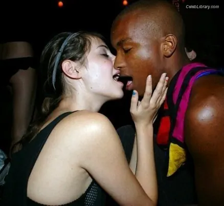 Willa Holland photo 10 of 175