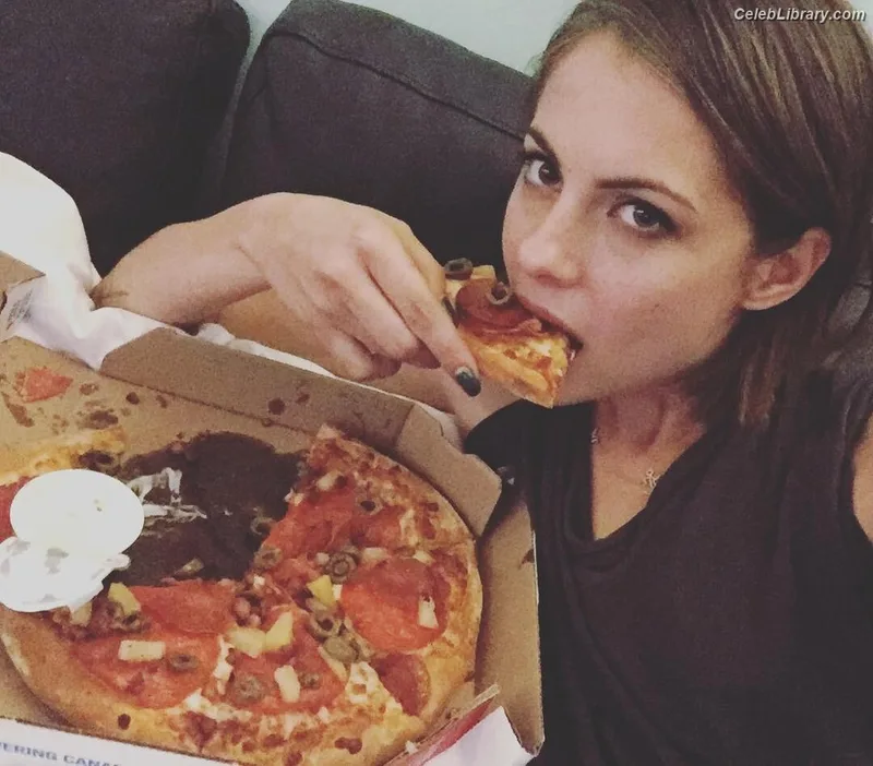 Willa Holland photo 3 of 175