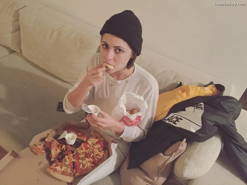 Willa Holland photo 5 of 175