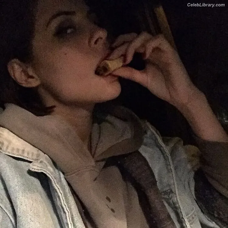 Willa Holland photo 8 of 175