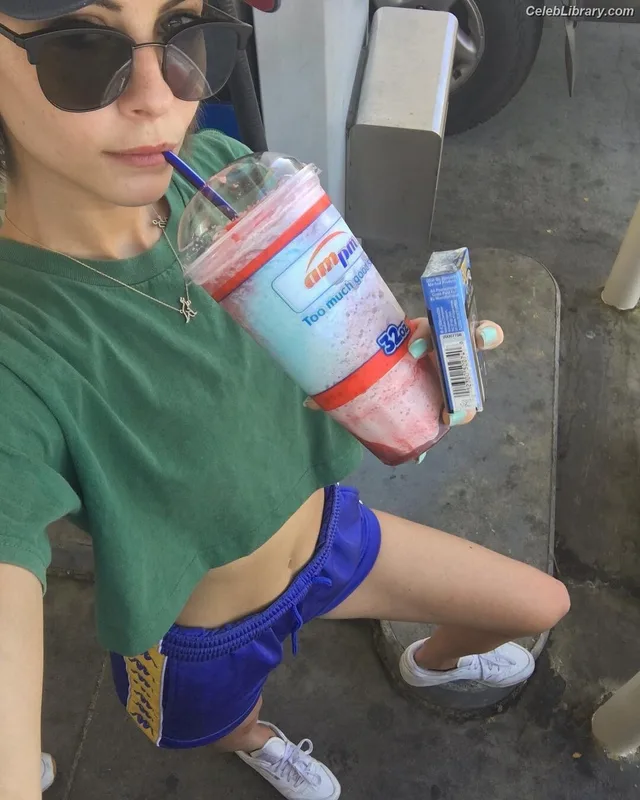 Willa Holland photo 9 of 175