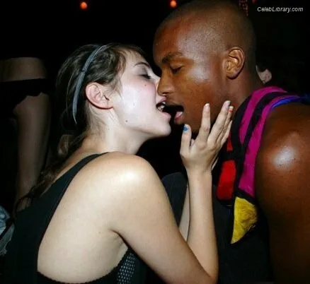 Willa Holland photo 10 of 175