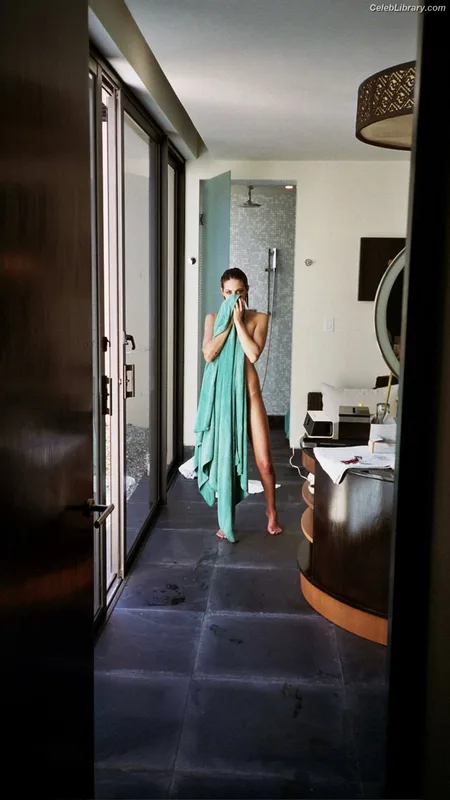 Willa Holland photo 18 of 175