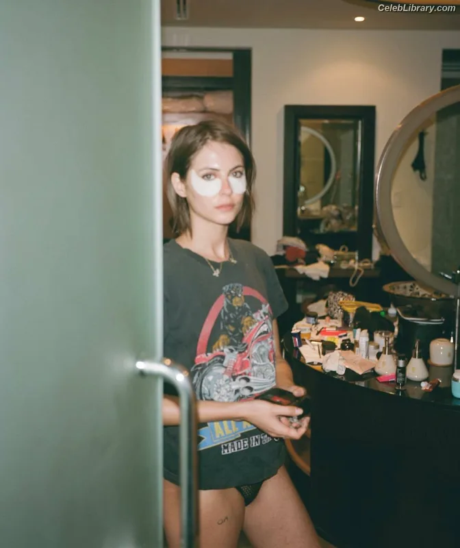 Willa Holland photo 23 of 175