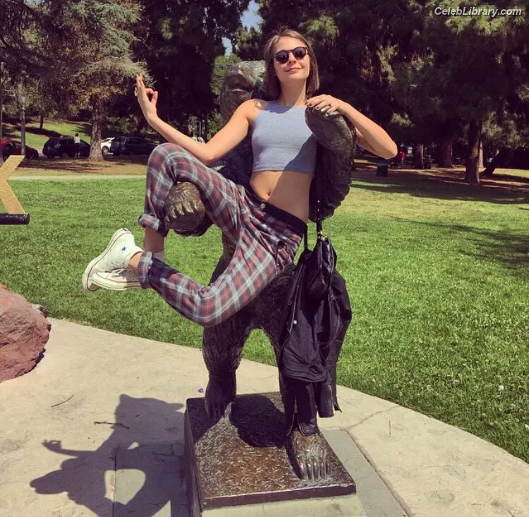 Willa Holland photo 5 of 175