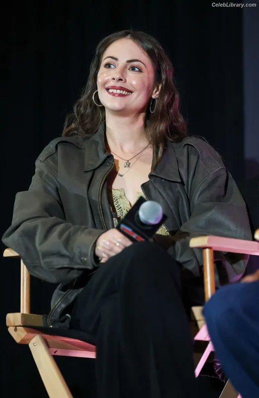 Willa Holland photo 8 of 175