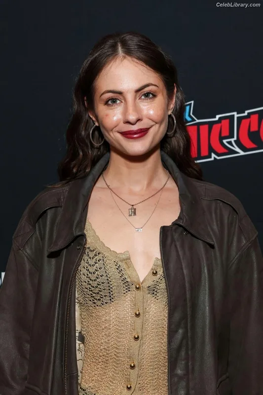 Willa Holland photo 11 of 175