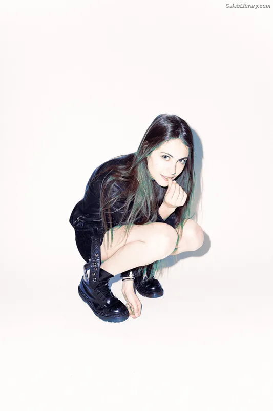 Willa Holland photo 16 of 175
