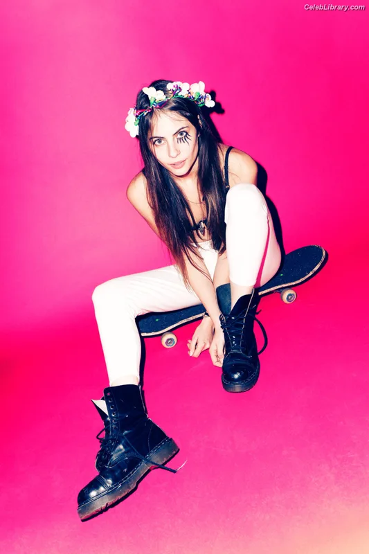 Willa Holland photo 19 of 175