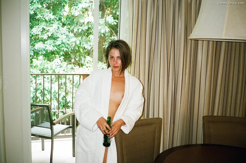 Willa Holland photo 17 of 175