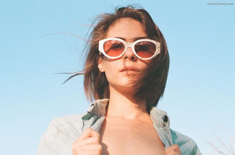 Willa Holland photo 21 of 175