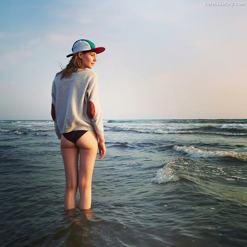 Willa Holland photo 1 of 175