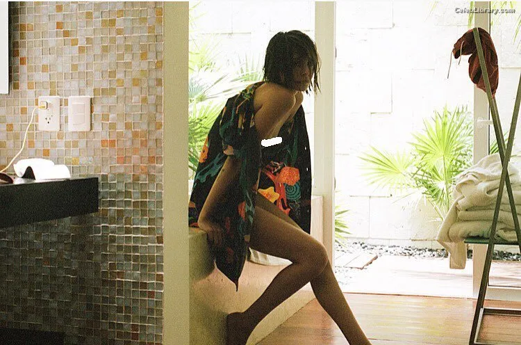 Willa Holland photo 2 of 175