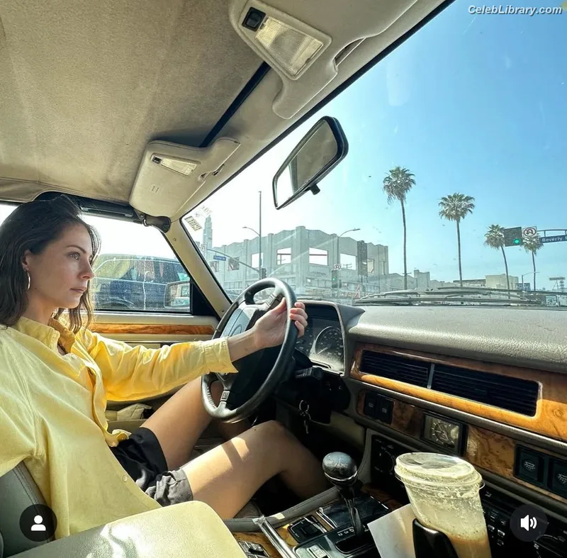 Willa Holland photo 3 of 175