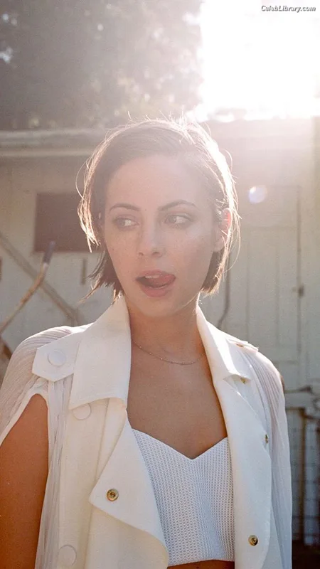 Willa Holland photo 7 of 175