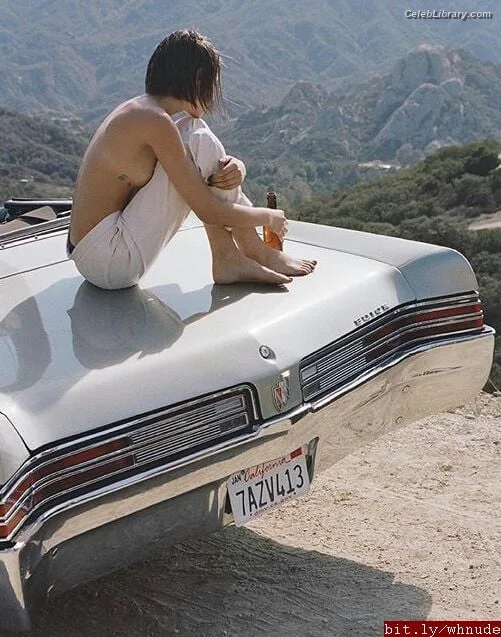 Willa Holland photo 23 of 175