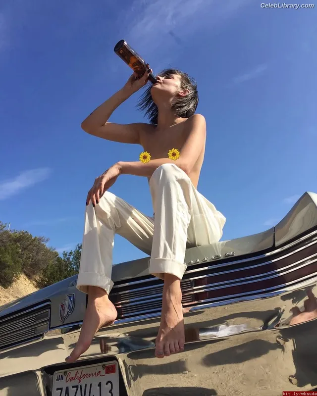 Willa Holland photo 24 of 175