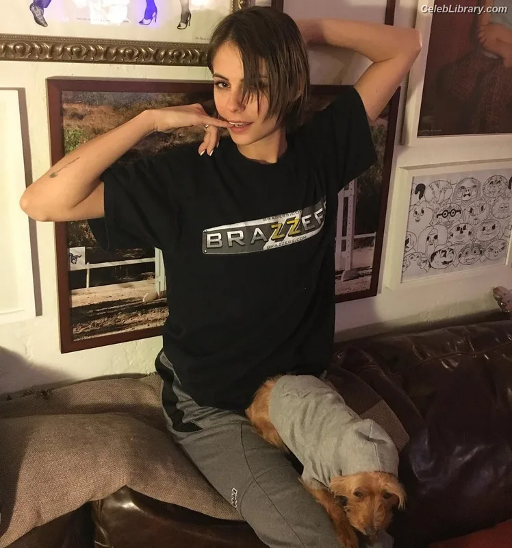 Willa Holland photo 6 of 175
