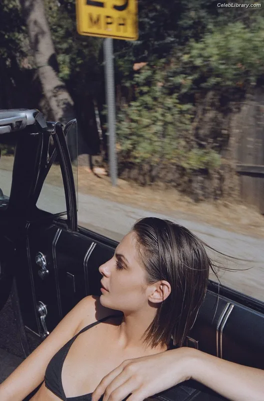 Willa Holland photo 5 of 175