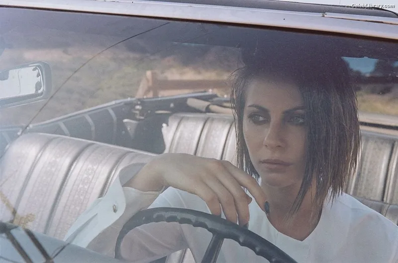 Willa Holland photo 7 of 175