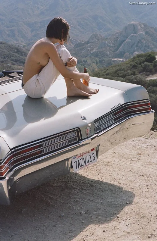 Willa Holland photo 10 of 175